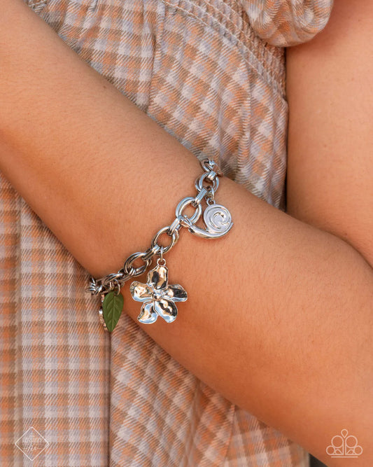 Paparazzi Cottagecore Cameo -Green Bracelet