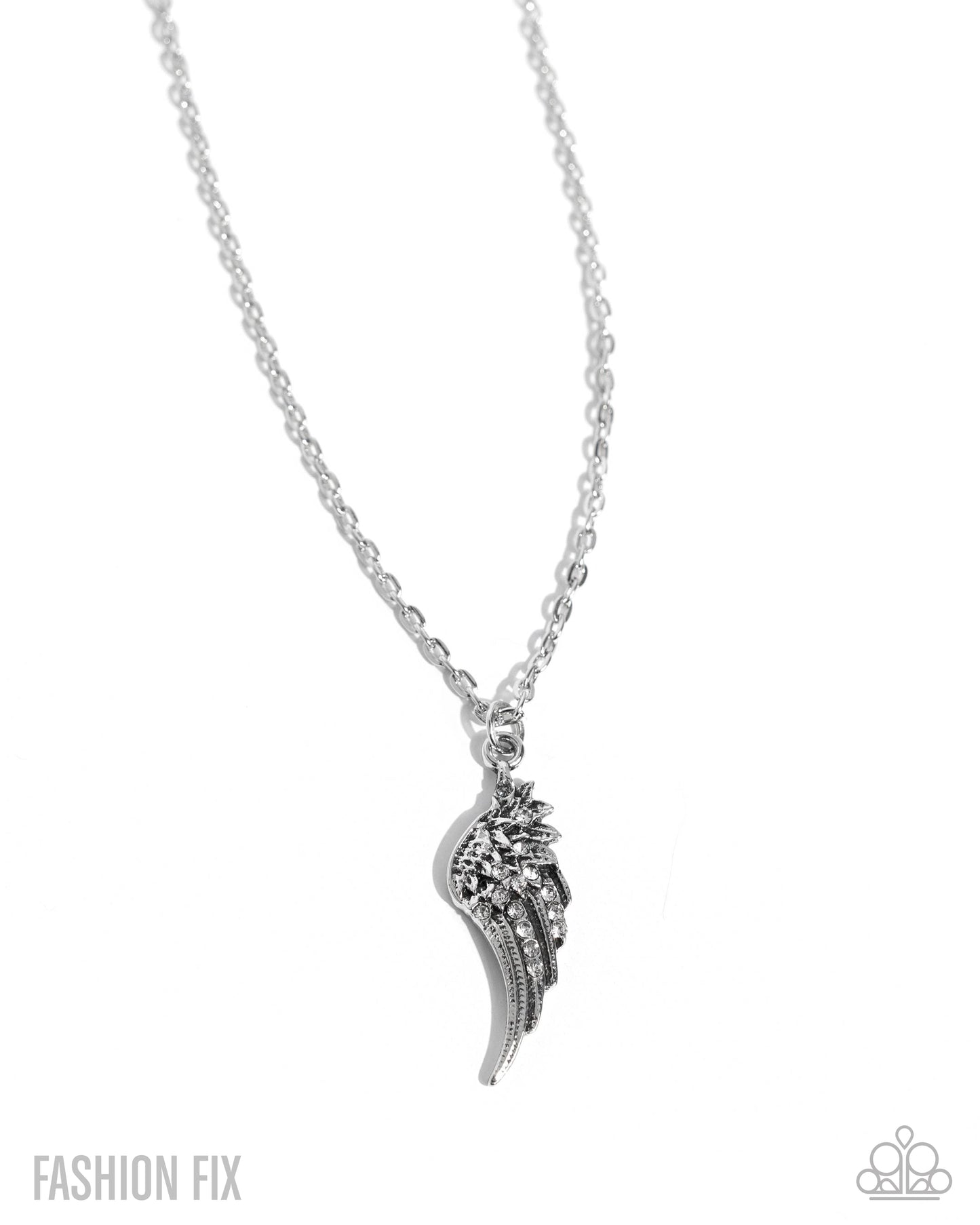 Paparazzi  Notorious Nomad- White Necklace