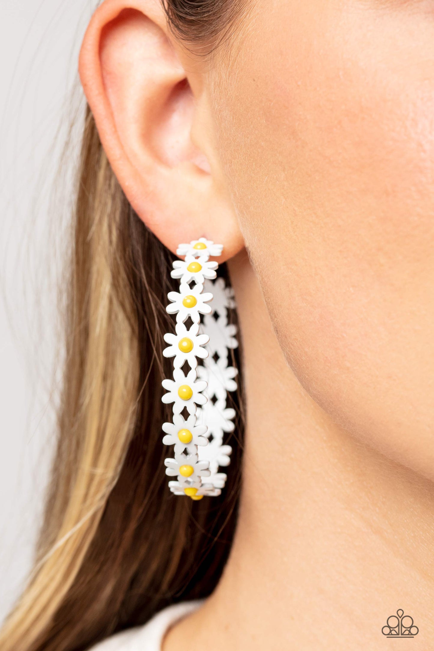 Paparazzi Daisy Disposition - White Earrings